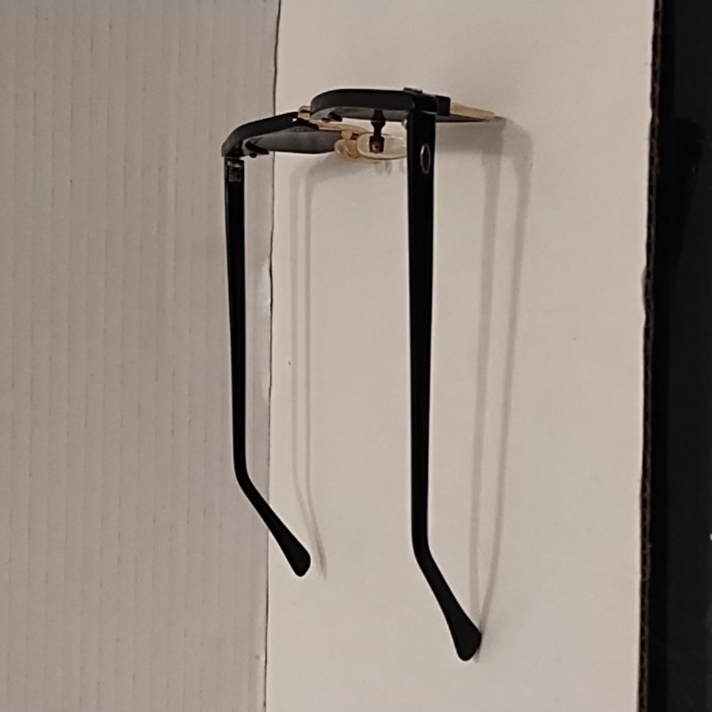 Stylish Black and Gold Sunglasses Unisex - Picture 4 of 7
